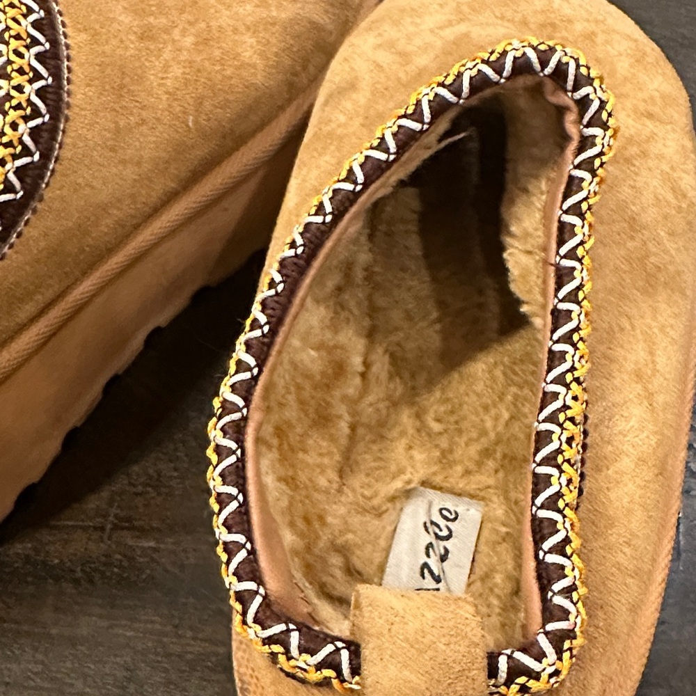 Dazzle Women's Tan Slippers - Picture 6 of 8